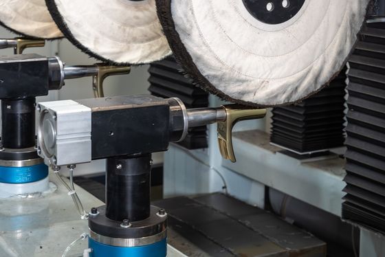 Máquina de polonês programável do CNC da roda lustrando para o revestimento de superfície